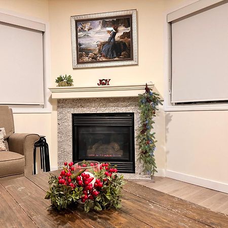 Ferienwohnung B212 Hot Tub, Ac X3, Parking, 2 Min To Banff Gate Canmore Exterior foto