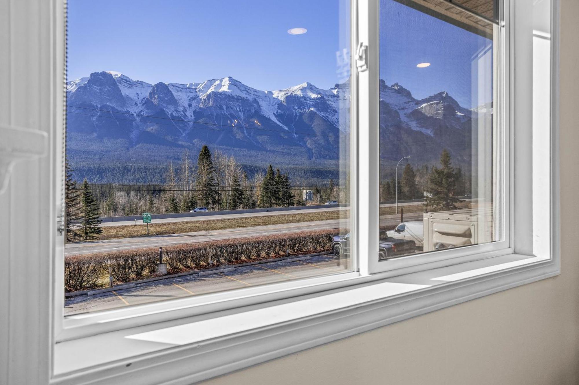 Ferienwohnung B212 Hot Tub, Ac X3, Parking, 2 Min To Banff Gate Canmore Exterior foto