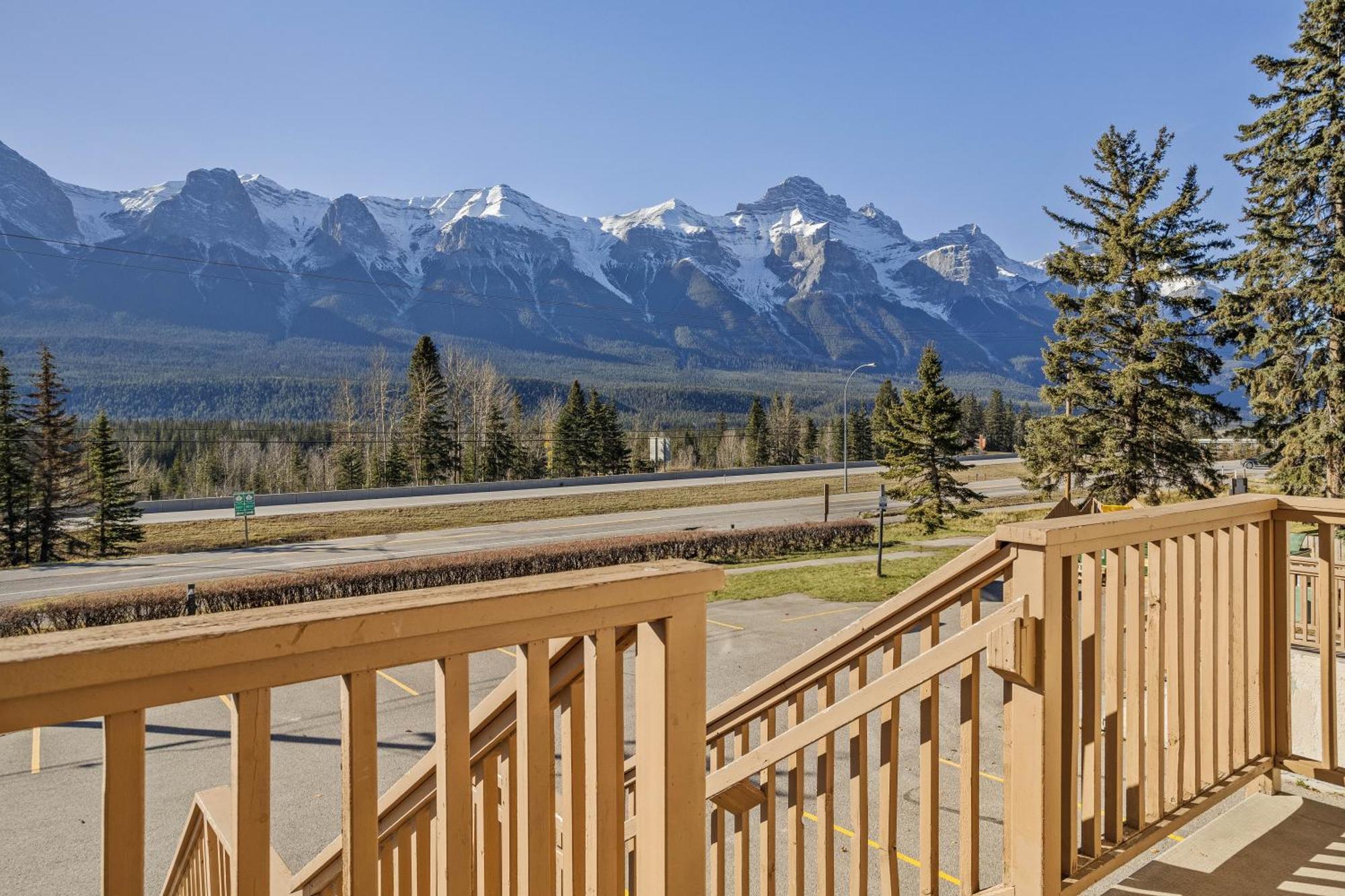Ferienwohnung B212 Hot Tub, Ac X3, Parking, 2 Min To Banff Gate Canmore Exterior foto