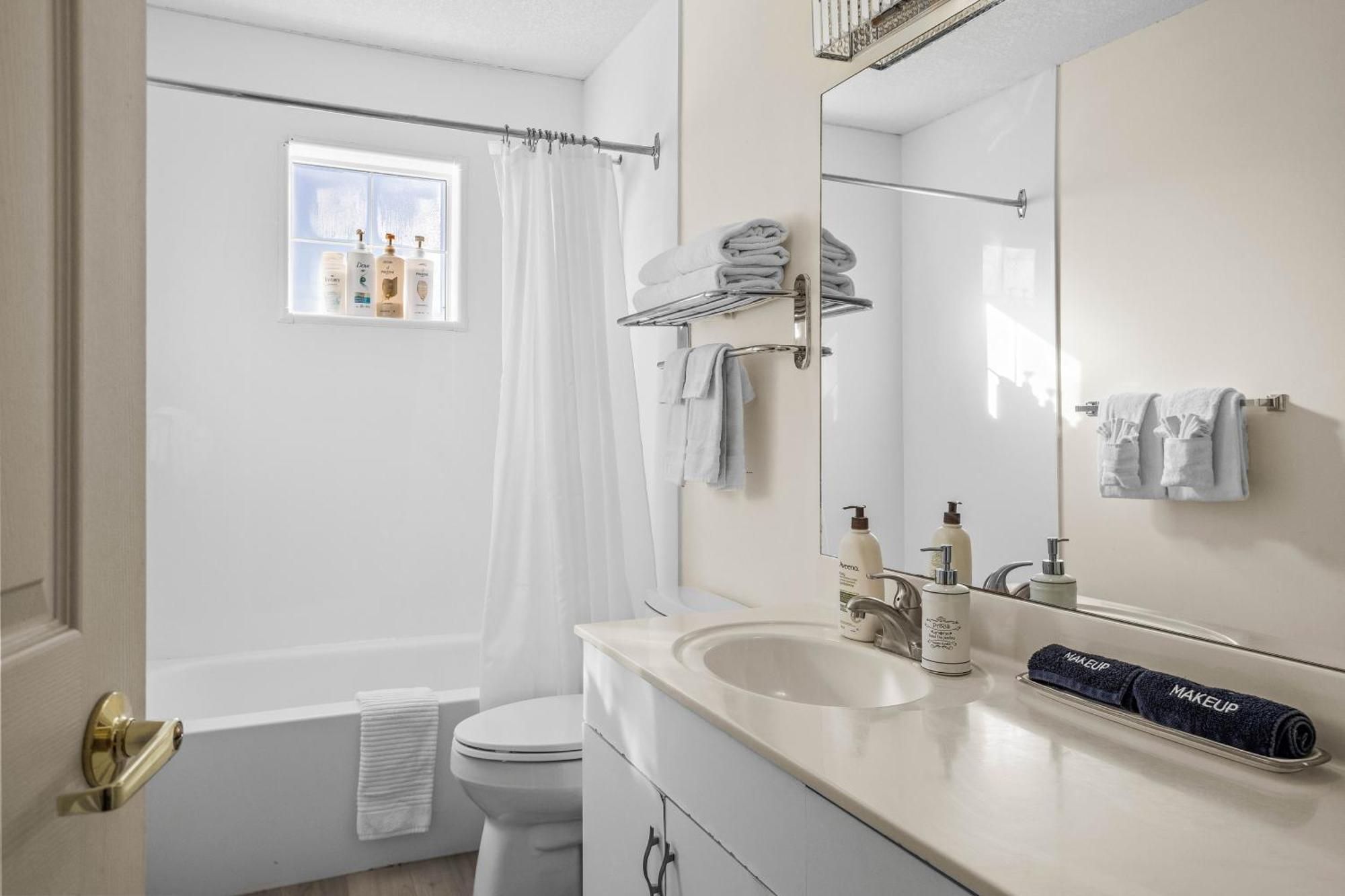 Ferienwohnung B212 Hot Tub, Ac X3, Parking, 2 Min To Banff Gate Canmore Exterior foto