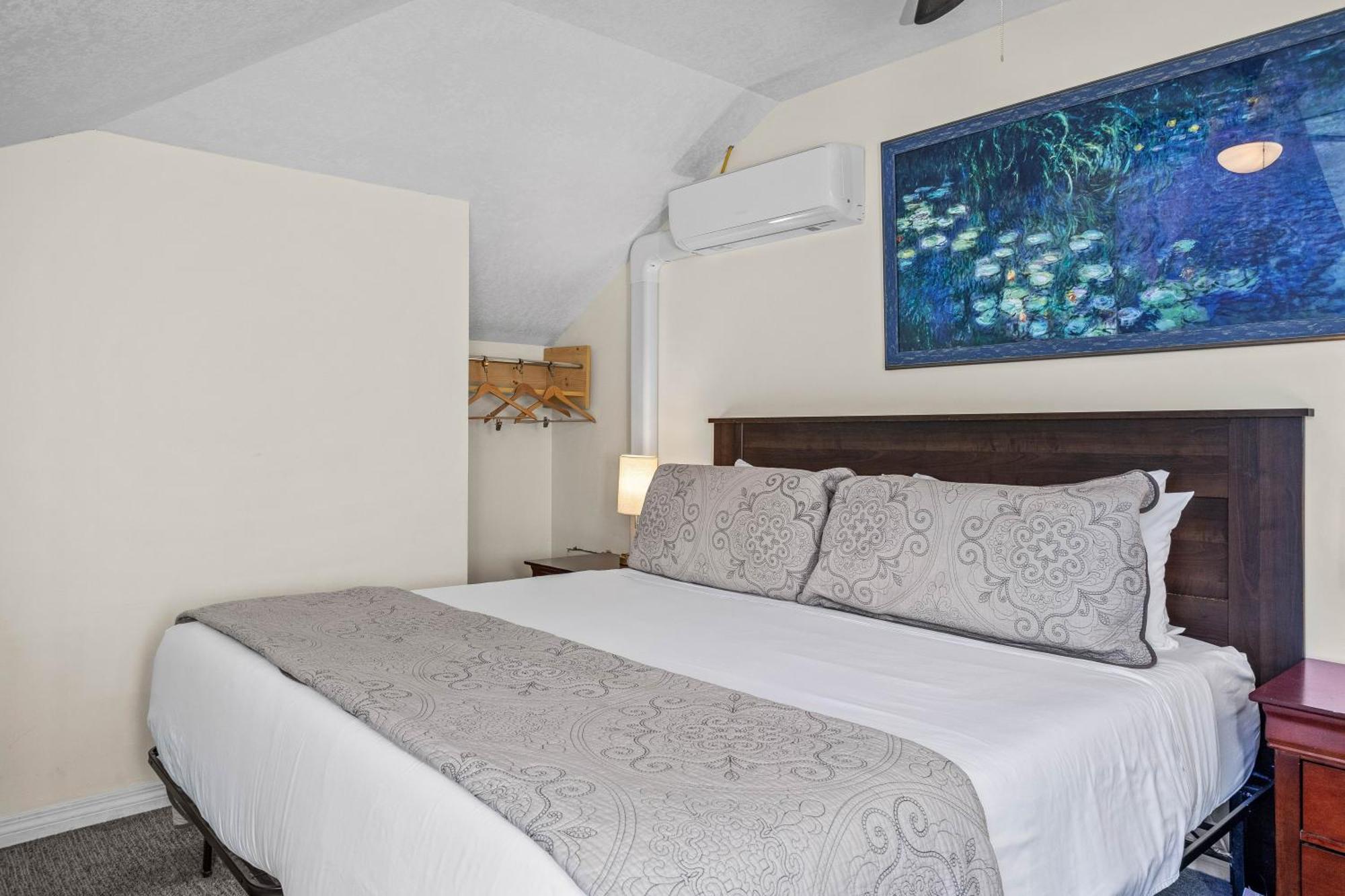 Ferienwohnung B212 Hot Tub, Ac X3, Parking, 2 Min To Banff Gate Canmore Exterior foto