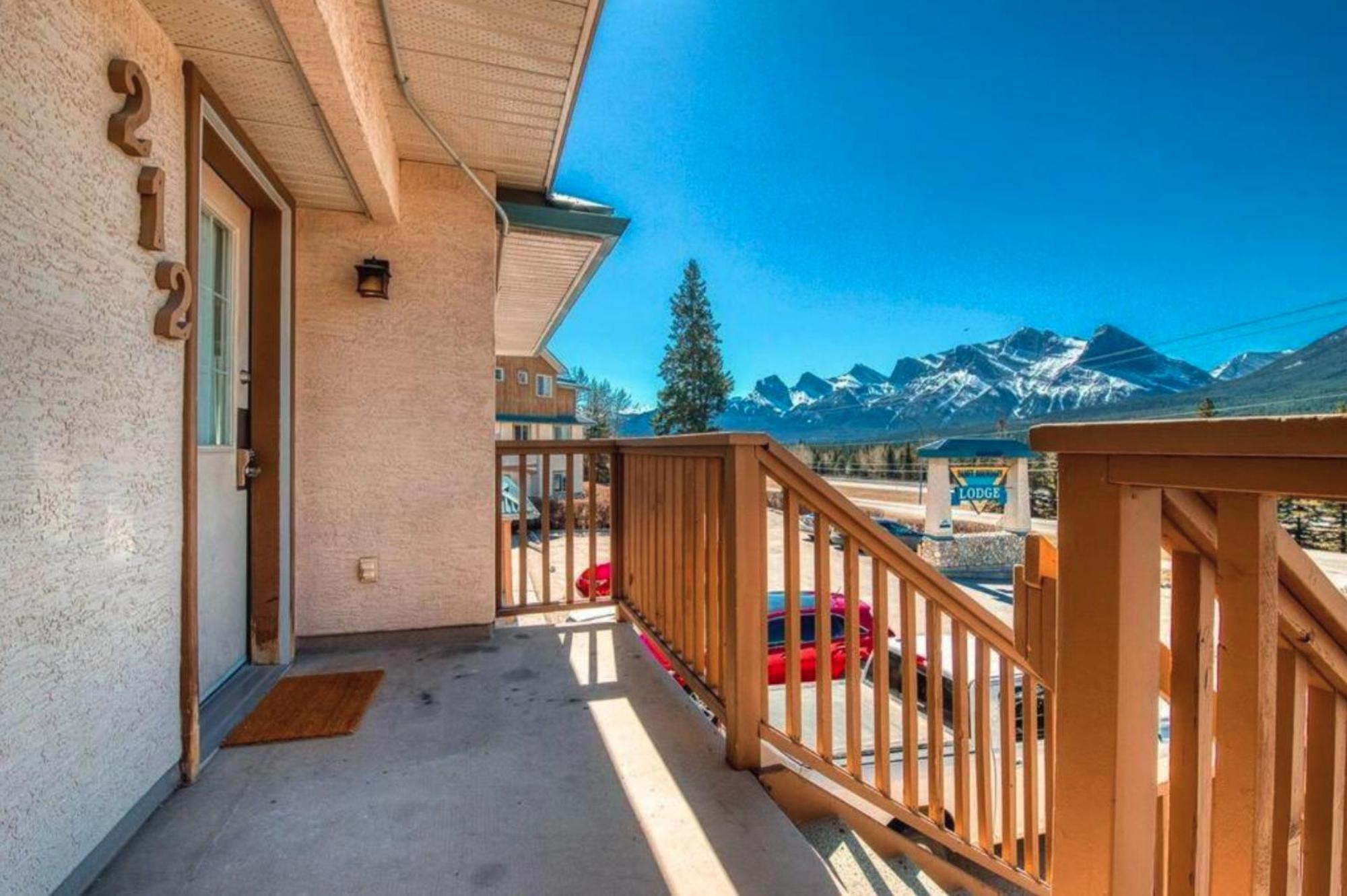 Ferienwohnung B212 Hot Tub, Ac X3, Parking, 2 Min To Banff Gate Canmore Exterior foto