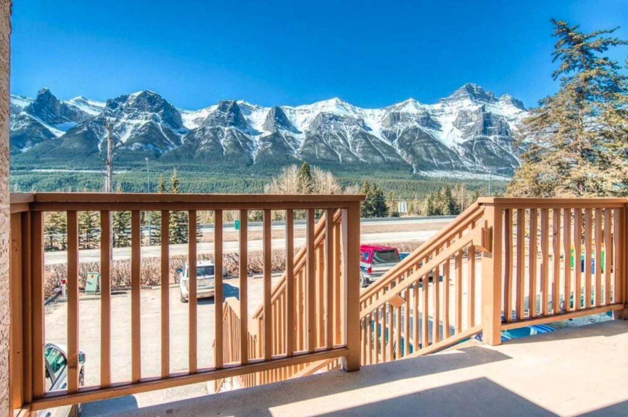 Ferienwohnung B212 Hot Tub, Ac X3, Parking, 2 Min To Banff Gate Canmore Exterior foto