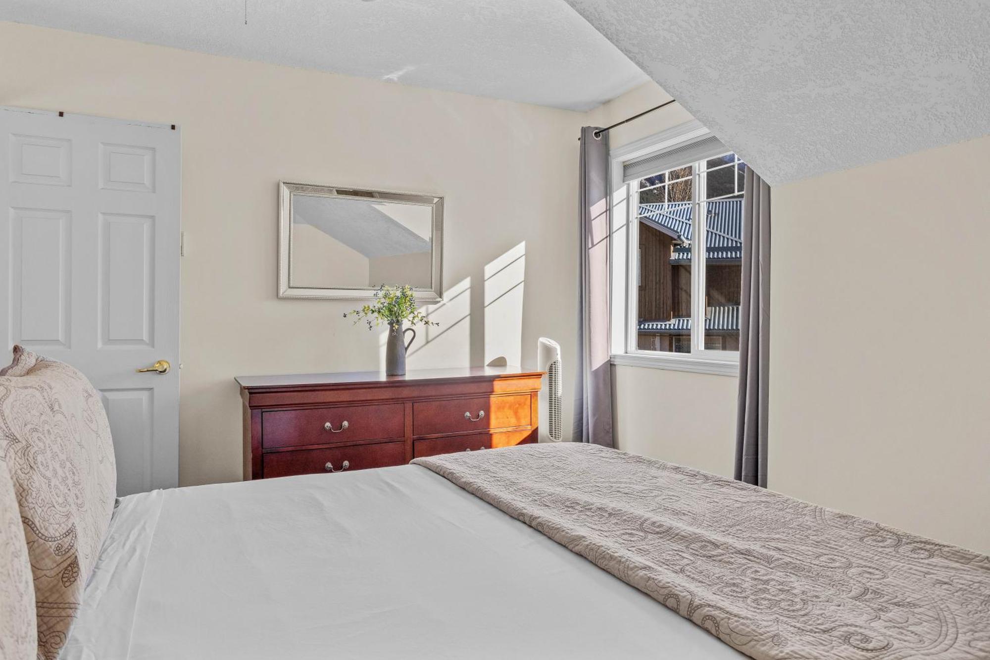 Ferienwohnung B212 Hot Tub, Ac X3, Parking, 2 Min To Banff Gate Canmore Exterior foto