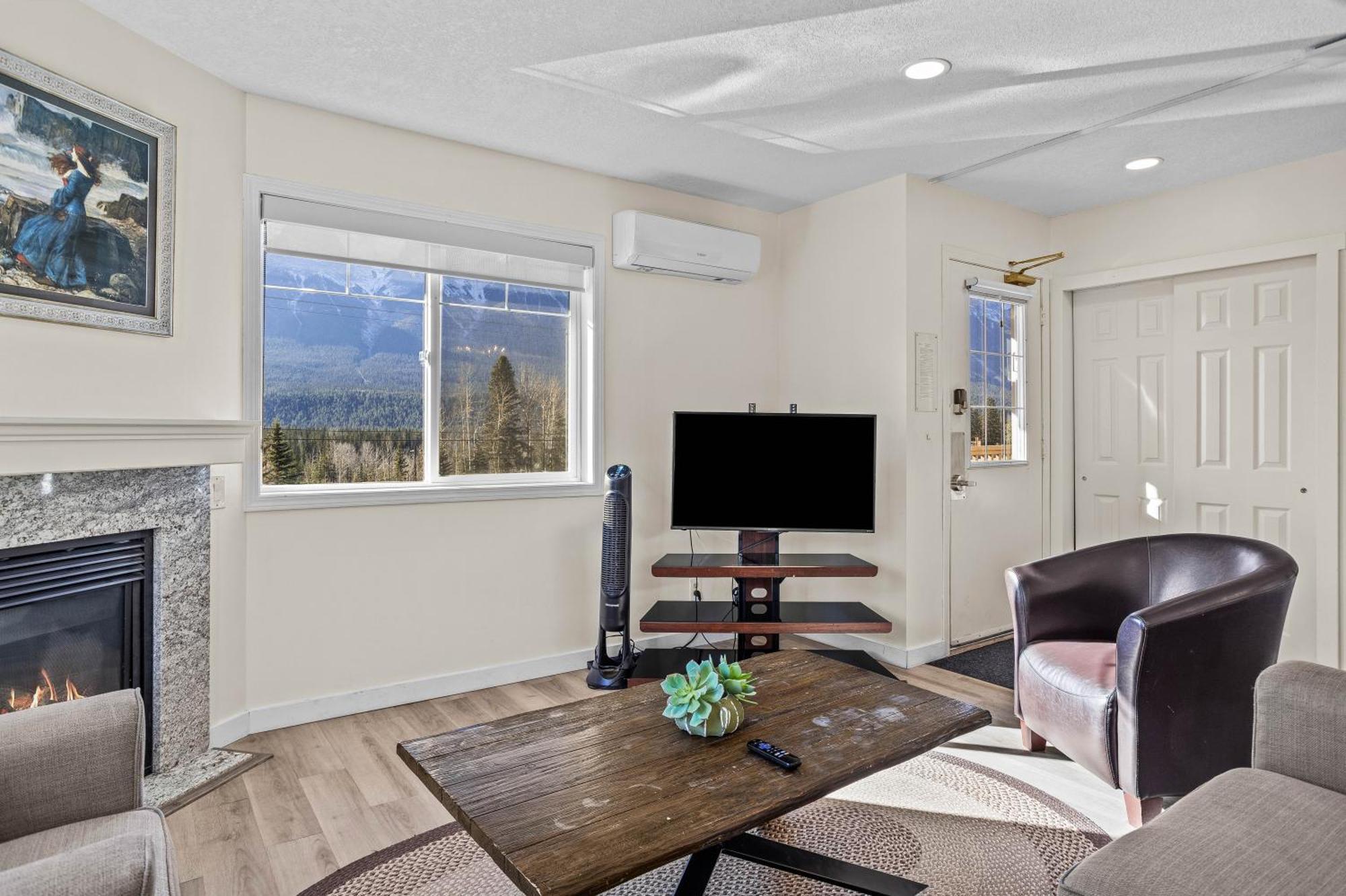 Ferienwohnung B212 Hot Tub, Ac X3, Parking, 2 Min To Banff Gate Canmore Exterior foto
