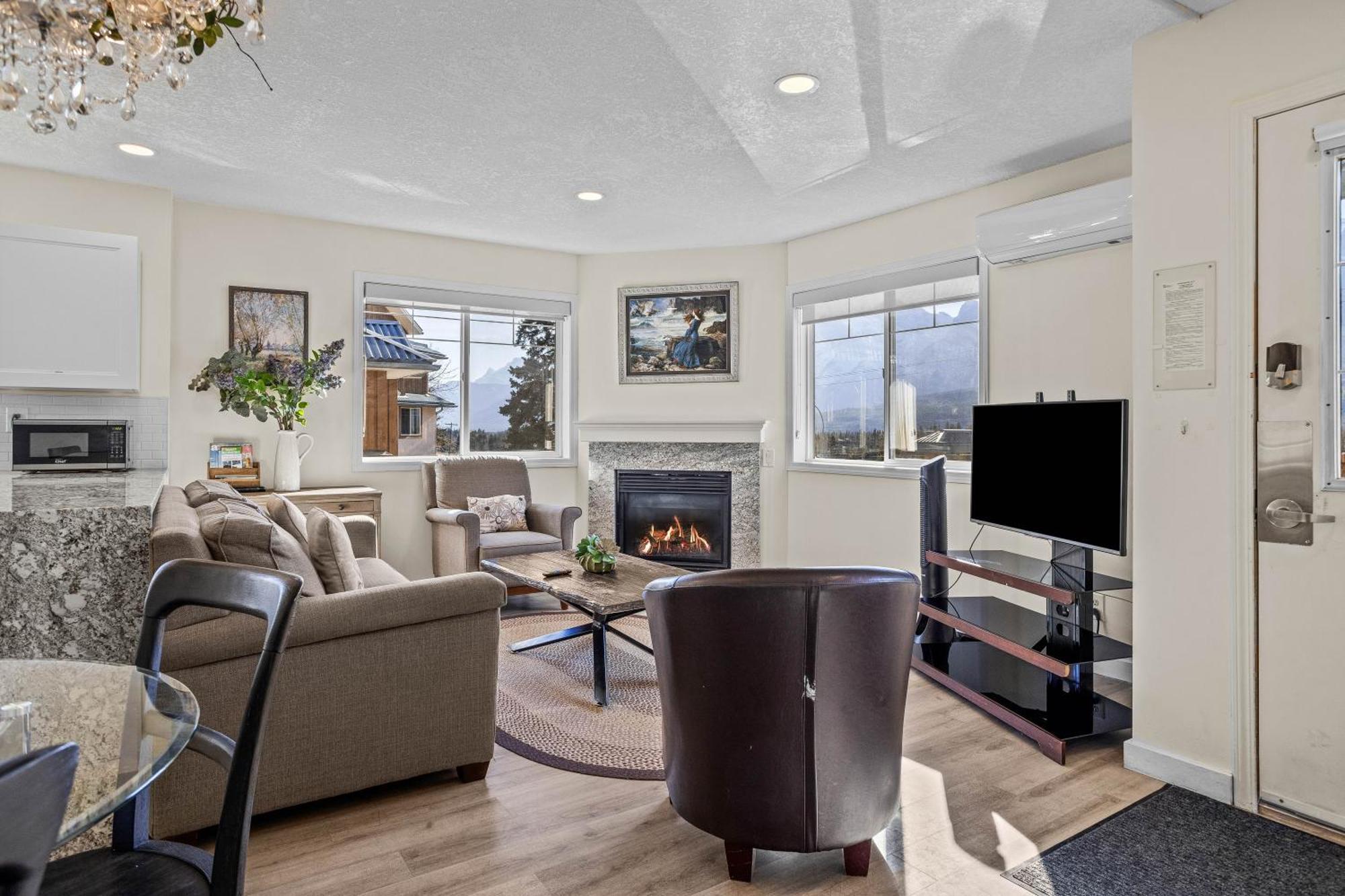 Ferienwohnung B212 Hot Tub, Ac X3, Parking, 2 Min To Banff Gate Canmore Exterior foto